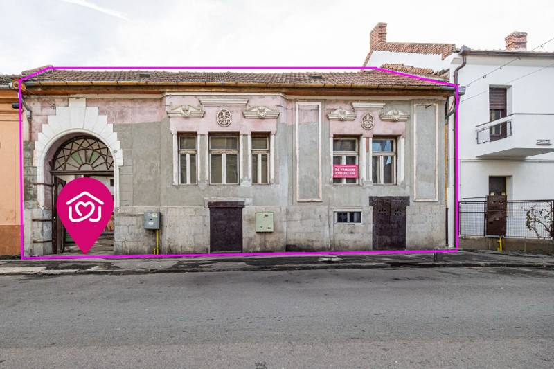 Casă interbelică cu tavane înalte, demisol și curte, în centru!
