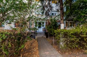 Apartament 4 camere la parter, acces direct din stradă