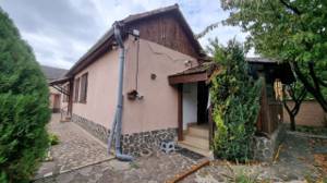 Casă cu 3 camere, anexă și teren de 901 mp – Pecica, zonă centrală