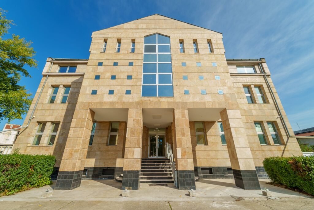 Arbema Office Arad. Birouri de închiriat De închiriat Arbema Office Arad. Birouri de închiriat în zona Aurel Vlaicu 29 camere Arad 1