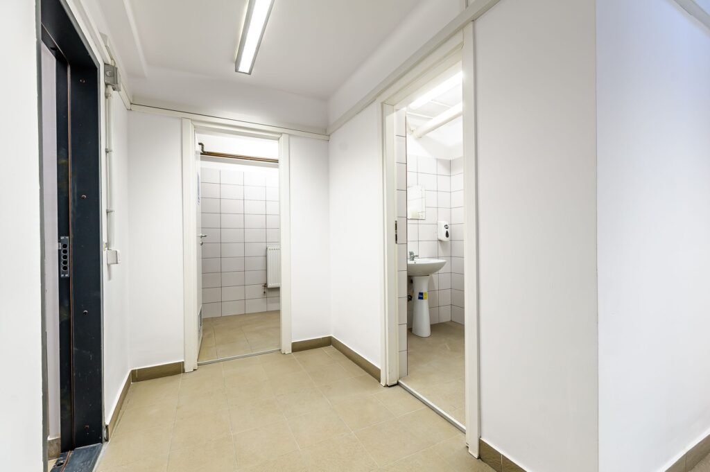 De închiriat Spațiu de închiriat central în zona Bancilor 10 camere Arad 1