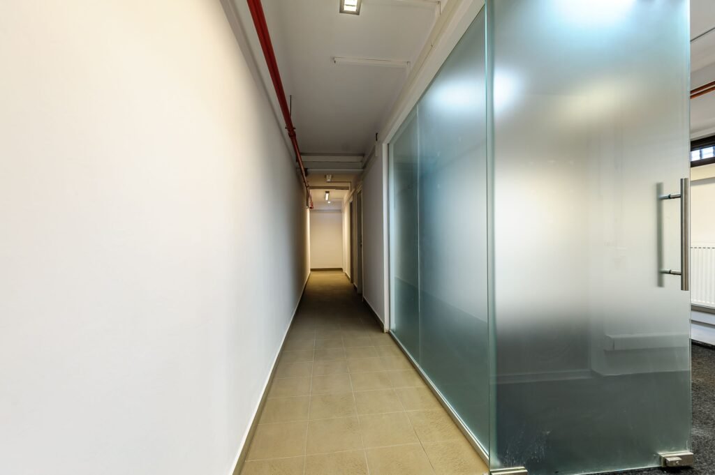 De închiriat Spațiu de închiriat central în zona Bancilor 10 camere Arad 1