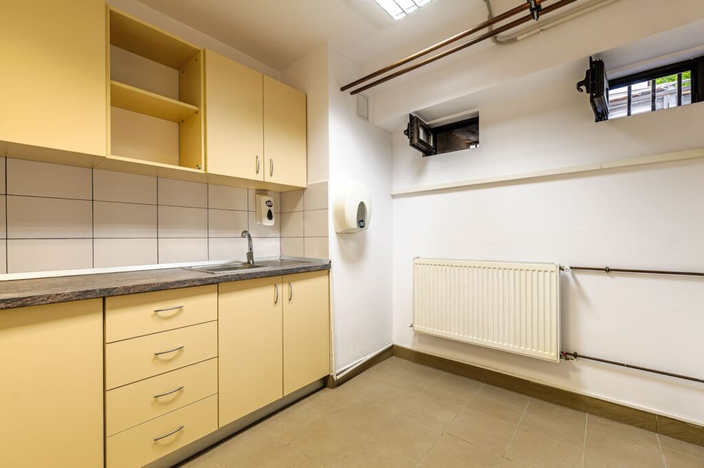 De închiriat Spațiu de închiriat central în zona Bancilor 10 camere Arad 1