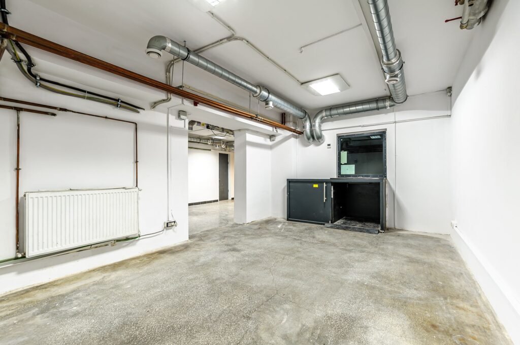 De închiriat Spațiu de închiriat central în zona Bancilor 10 camere Arad 1