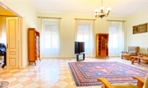 Casă boierească în zonă centrală De vânzare Casa boiereasca in zona centrala în zona Ultracentral 12 camere 4 dormitoare Arad 2