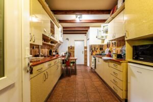 PROPRIETATE VÂNDUTĂ Casă conac cu 15.000 mp deal împădurit la Barațca, De vânzare Casă conac cu 15.000 mp teren intravilan la Barațca, pe deal împădurit în zona Arad 6 camere 4 dormitoare Arad 6