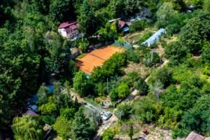 PROPRIETATE VÂNDUTĂ Casă conac cu 15.000 mp deal împădurit la Barațca, De vânzare Casă conac cu 15.000 mp teren intravilan la Barațca, pe deal împădurit în zona Arad 6 camere 4 dormitoare Arad 9