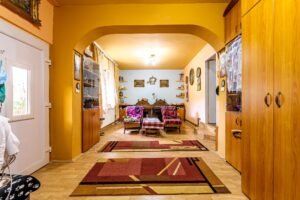 PROPRIETATE VÂNDUTĂ Casă conac cu 15.000 mp deal împădurit la Barațca, De vânzare PROPRIETATE VÂNDUTĂ Casă conac cu 15.000 mp deal impădurit la Barațca, în zona Arad 6 camere 4 dormitoare Arad 10