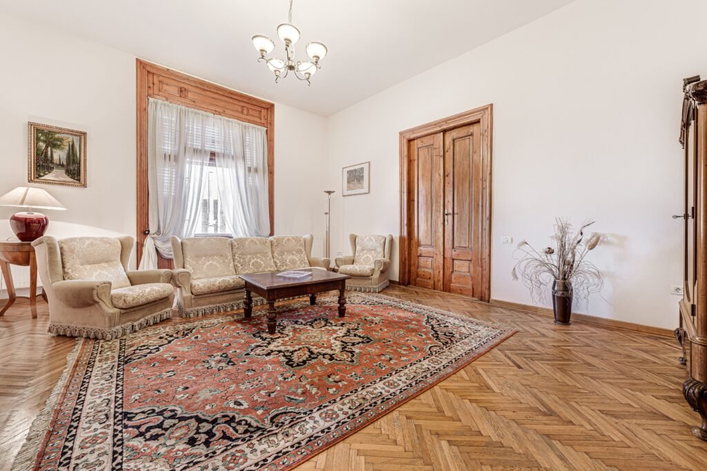 De închiriat Apartament in Palatul Bohus în zona Ultracentral 4 camere 3 dormitoare Arad 2