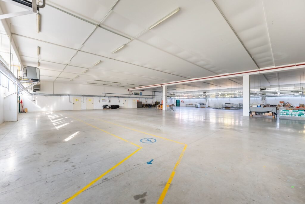 De vânzare Hală producție în localitatea Sântana în zona Nord 15 camere Arad 1