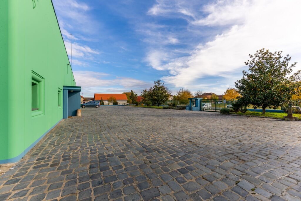 De vânzare Hală producție în localitatea Sântana în zona Nord 15 camere Arad 1