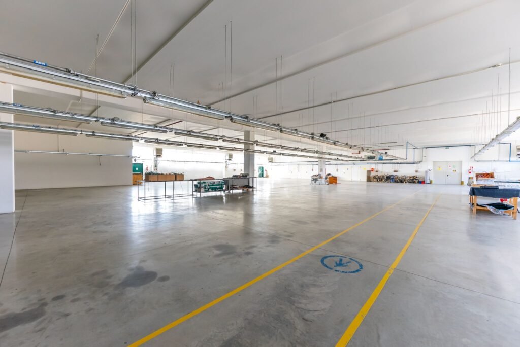 De vânzare Hală producție în localitatea Sântana în zona Nord 15 camere Arad 1