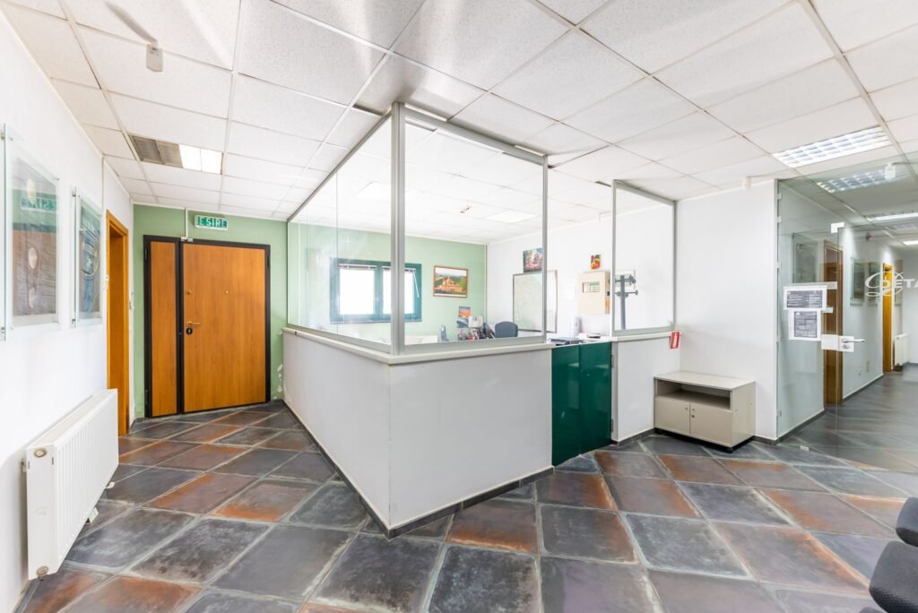 De vânzare Hală producție în localitatea Sântana în zona Nord 15 camere Arad 1