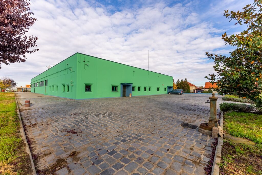 De vânzare Hală producție în localitatea Sântana în zona Nord 15 camere Arad 1