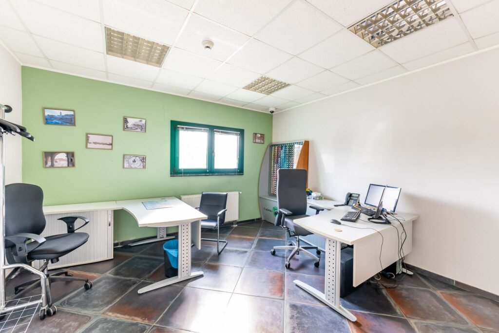 De vânzare Hală producție în localitatea Sântana în zona Nord 15 camere Arad 1