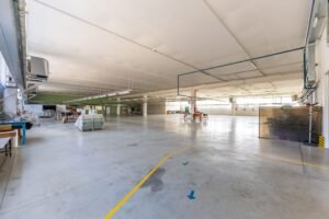 Hală producție în localitatea Sântana De vânzare Hală producție în localitatea Sântana în zona Nord 15 camere Arad 14