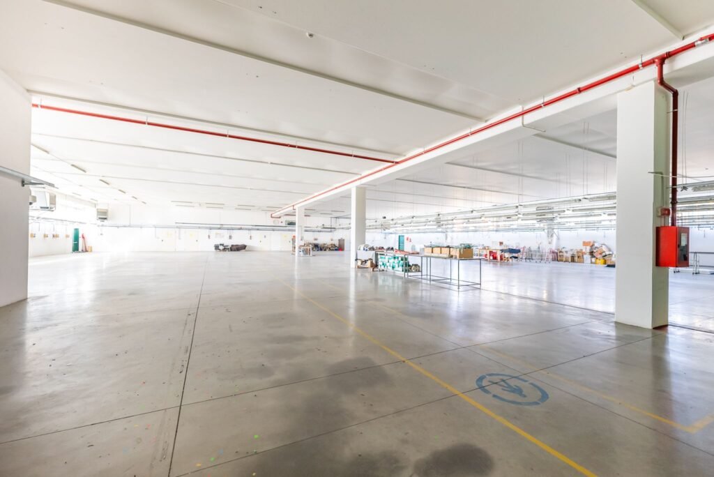 De vânzare Hală producție în localitatea Sântana în zona Nord 15 camere Arad 2