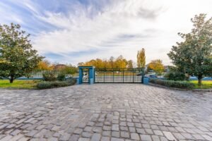 Hală producție în localitatea Sântana De vânzare Hală producție în localitatea Sântana în zona Nord 15 camere Arad 5