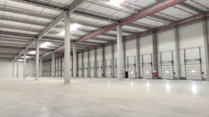 Hala industriala depozitare si productie la 2710 mp De închiriat Hala industriala depozitare si productie la 2710 mp în zona Aradul Nou 1 camera Arad 2