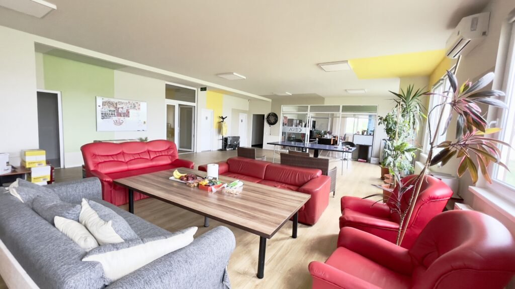 De vânzare Cladire birouri cu parcari in incinta privata în zona Nord 13 camere Arad 1