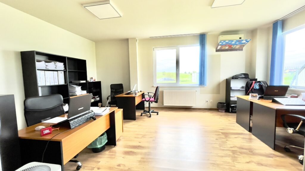 De vânzare Cladire birouri cu parcari in incinta privata în zona Nord 13 camere Arad 1