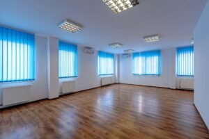 Cladire birouri cu parcari in incinta privata De vânzare Cladire birouri cu parcari in incinta privata în zona Nord 12 camere Arad 2