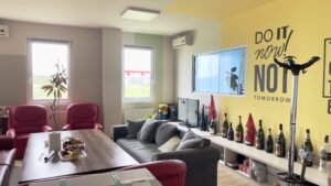 Cladire birouri cu parcari in incinta privata De vânzare Cladire birouri cu parcari in incinta privata în zona Nord 12 camere Arad 6