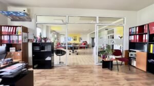 Cladire birouri cu parcari in incinta privata De vânzare Cladire birouri cu parcari in incinta privata în zona Nord 12 camere Arad 9