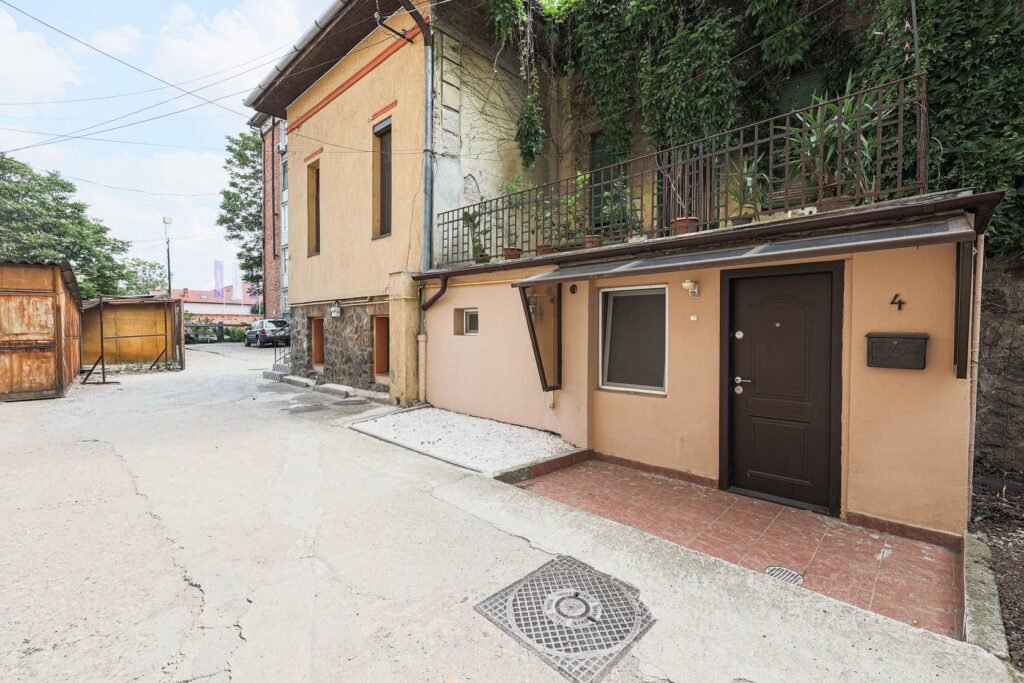 De vânzare Apartament 95 mp pe Iuliu Maniu la casă, curte proprie inchisa în zona Podgoria 2 camere 1 dormitor Arad 10