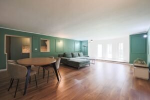 De vânzare Apartament 95 mp pe Iuliu Maniu la casă, curte proprie inchisa în zona Podgoria 2 camere 1 dormitor Arad 2