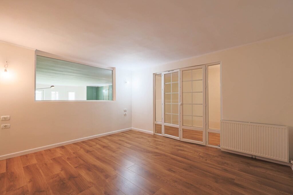 De vânzare Apartament 95 mp pe Iuliu Maniu la casă, curte proprie inchisa în zona Podgoria 2 camere 1 dormitor Arad 5