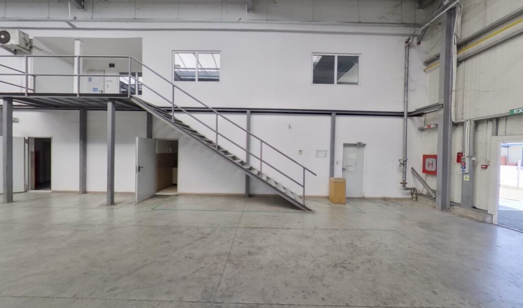 De vânzare HALĂ INDUSTRIALĂ 856 MP 0% COMISION în zona Sud 1 camera Arad 4