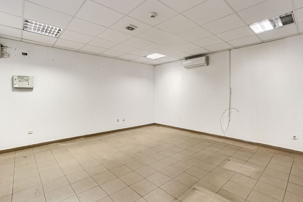 De vânzare Hală industrială 727 mp în Arad langă Autostrada A1 în zona Sud 1 camera Arad 8