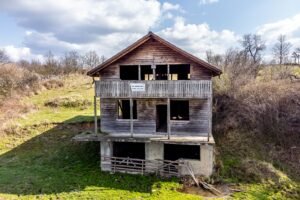 Cabană pe 3 niveluri – zonă spectaculoasă – Pătârș – COMISION 0% De vânzare Cabană pe 3 niveluri – zonă spectaculoasă – Pătârș – COMISION 0% în zona Arad 3 camere Arad 4