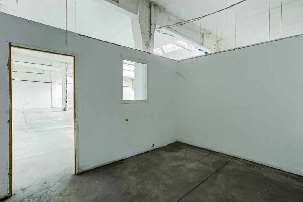 De închiriat Hală de depozitare si productie 420 mp în zona UTA 1 camera Arad 1