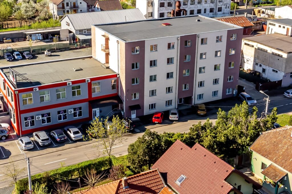 De vânzare Profit garantat. Achiziționați un bloc de 63 garsoniere. în zona Bujac 62 camere Arad 10