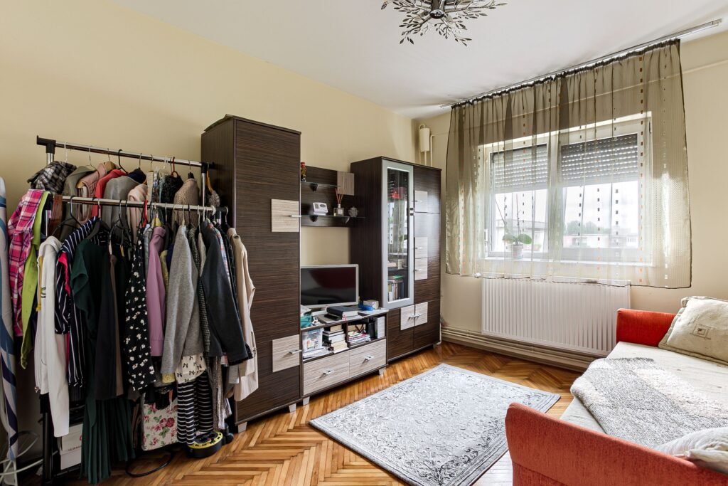 De vânzare Apartament cu 3 camere zona Miorița etaj 4 în zona Micalaca 3 camere 2 dormitoare Arad 6