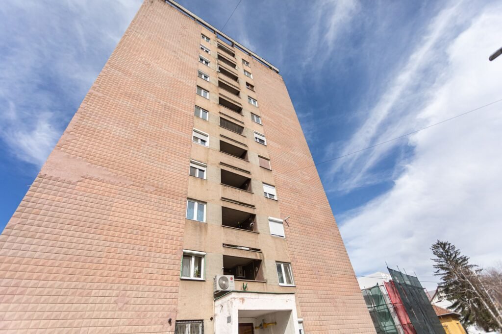 De vânzare Apartament decomandat cu 2 camere zona Boul Roșu în zona Boul Rosu 2 camere 1 dormitor Arad 4