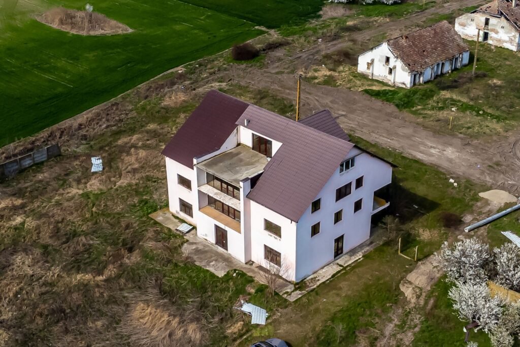 De vânzare Clădire tip birouri/casă persoane vârstnice cu 3445 mp teren în zona Est 12 camere Arad 1