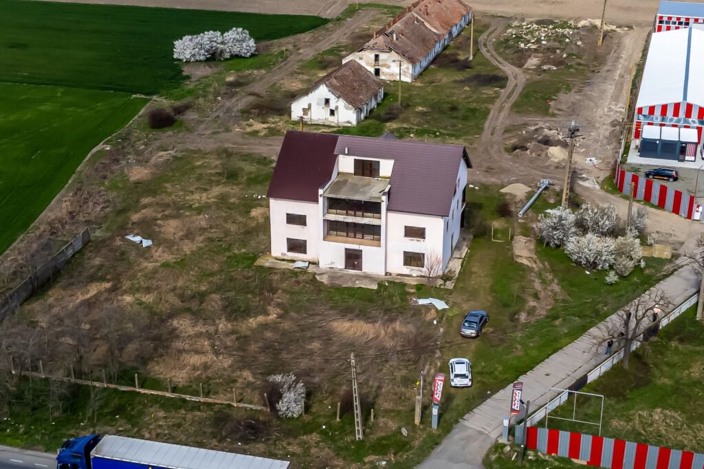 De vânzare Clădire tip birouri/casă persoane vârstnice cu 3445 mp teren în zona Est 12 camere Arad 4