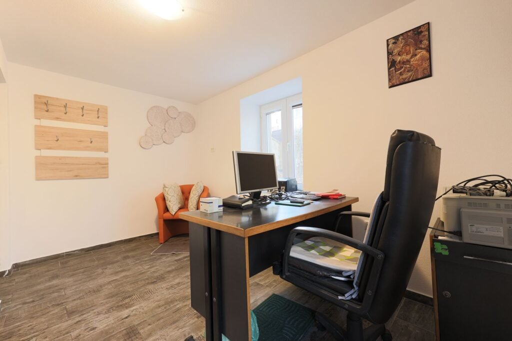 Spațiu ideal pentru birouri sau clinici De vânzare Spațiu ideal pentru birouri sau clinici în zona Ultracentral 9 camere Arad 2