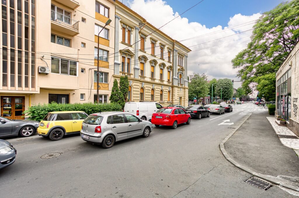 Spațiu ideal pentru birouri sau clinici De vânzare Spațiu ideal pentru birouri sau clinici în zona Ultracentral 9 camere Arad 8