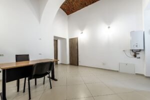 Apartament ultracentral Arad. Pretabil pentru birou. De vânzare Apartament ultracentral Arad. Pretabil pentru birou. în zona Ultracentral 2 camere 1 dormitor Arad 3