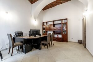 Apartament ultracentral Arad. Pretabil pentru birou. De vânzare Apartament ultracentral Arad. Pretabil pentru birou. în zona Ultracentral 2 camere 1 dormitor Arad 5