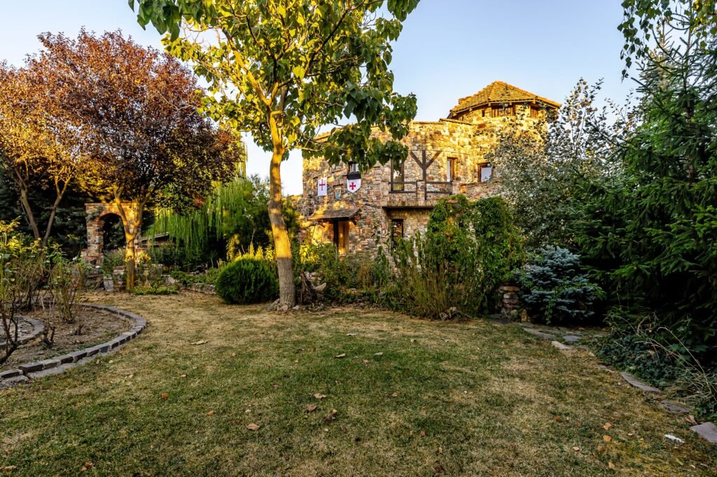 Refugiul Medieval în mijlocul Naturii. Deschide poarta către trecut! De vânzare Refugiul Medieval în mijlocul Naturii. Deschide poarta către trecut! în zona Arad 5 camere 2 dormitoare Arad 1