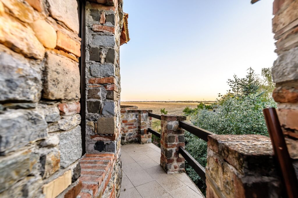 Refugiul Medieval în mijlocul Naturii. Deschide poarta către trecut! De vânzare Refugiul Medieval în mijlocul Naturii. Deschide poarta către trecut! în zona Arad 5 camere 2 dormitoare Arad 3
