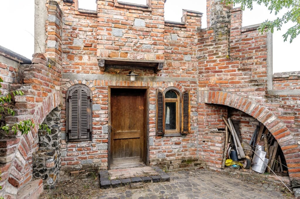 Refugiul Medieval în mijlocul Naturii. Deschide poarta către trecut! De vânzare Refugiul Medieval în mijlocul Naturii. Deschide poarta către trecut! în zona Arad 5 camere 2 dormitoare Arad 5