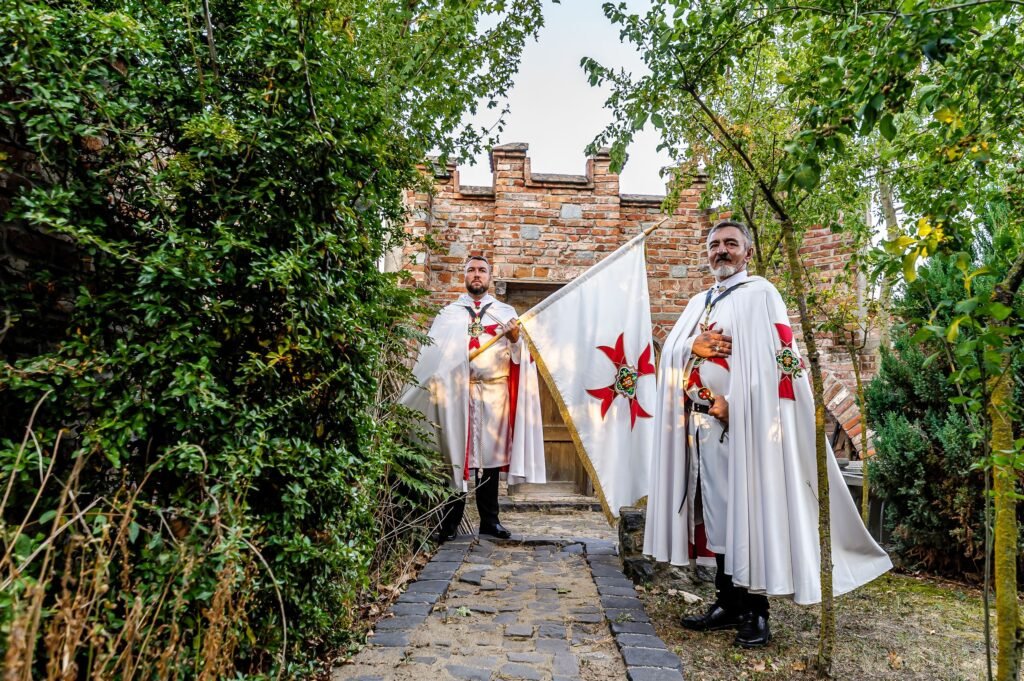 Refugiul Medieval în mijlocul Naturii. Deschide poarta către trecut! De vânzare Refugiul Medieval în mijlocul Naturii. Deschide poarta către trecut! în zona Arad 5 camere 2 dormitoare Arad 8