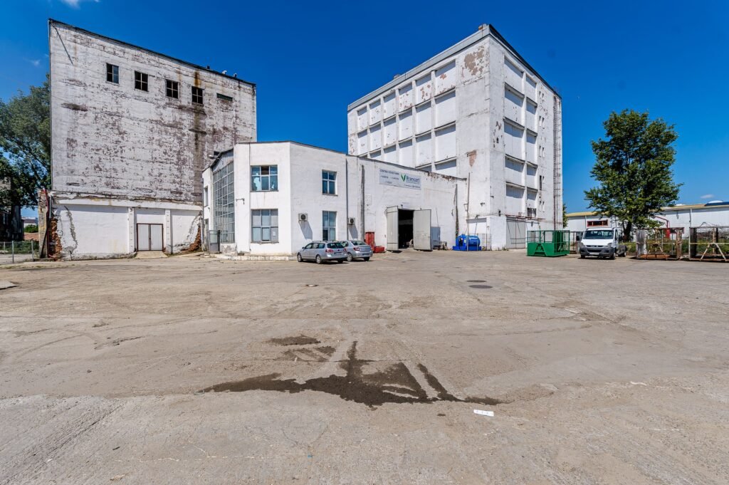 De închiriat Hala depozit/spatiu productie 596mp+2171mp curte de inchiriat în zona Aurel Vlaicu 4 camere Arad 1
