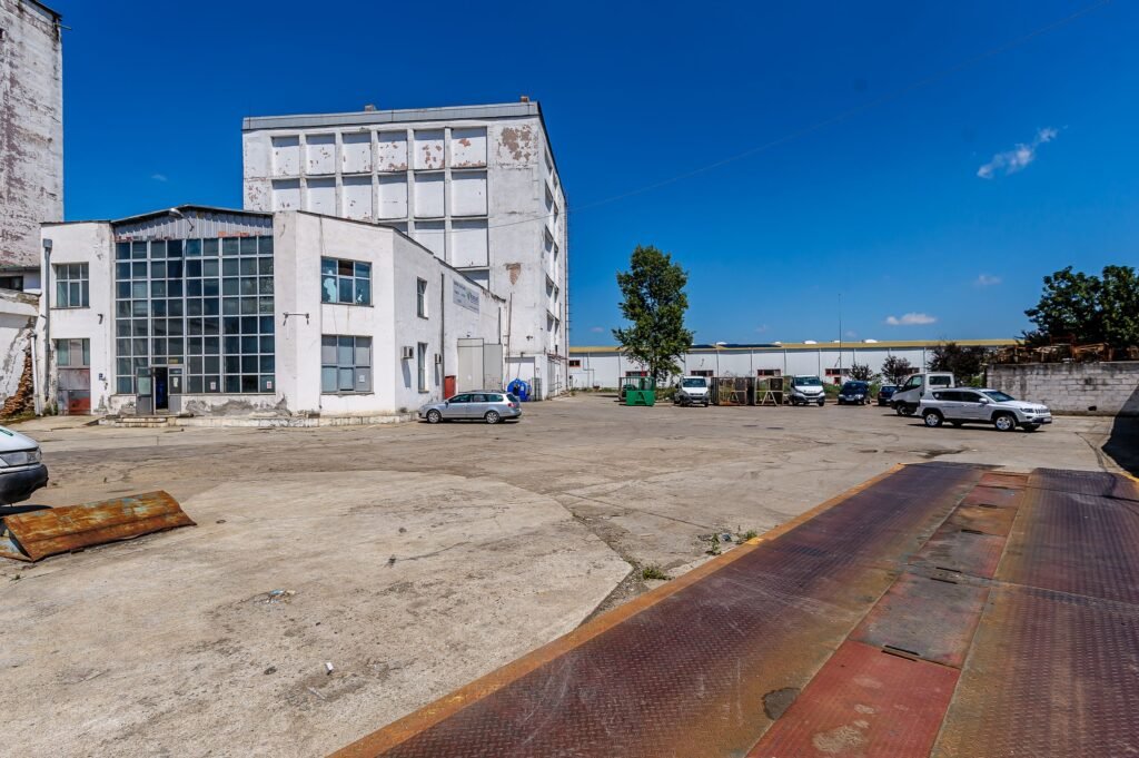 De închiriat Hala depozit/spatiu productie 596mp+2171mp curte de inchiriat în zona Aurel Vlaicu 4 camere Arad 1